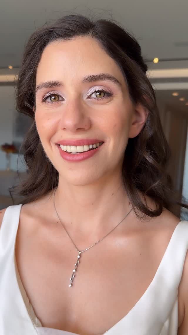 כלה באיפור ורדרד עדין ושיער גלי